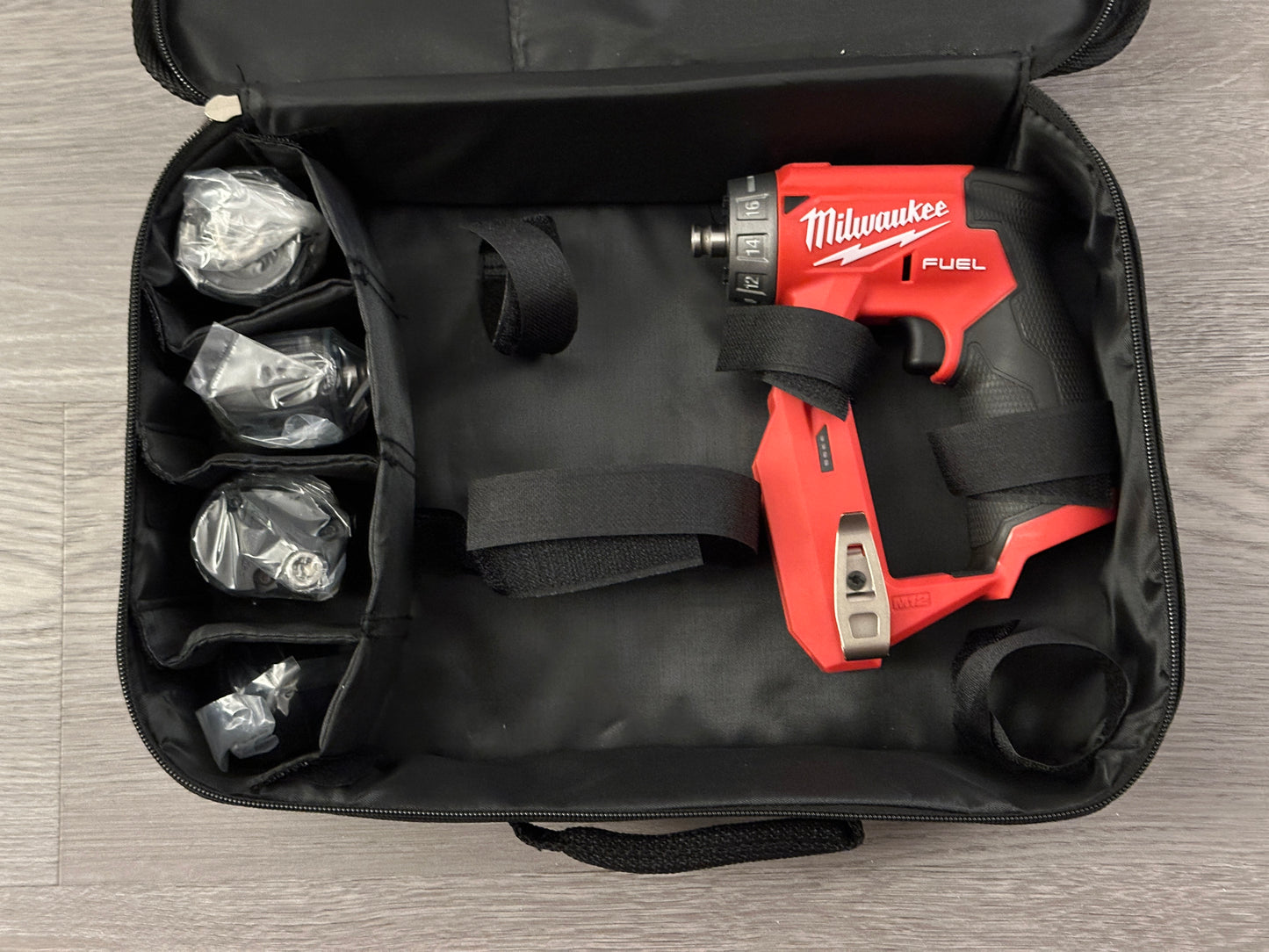 Taladro atornillador de instalación de COMBUSTIBLE Milwaukee de 3/8” M12 (2505-20)