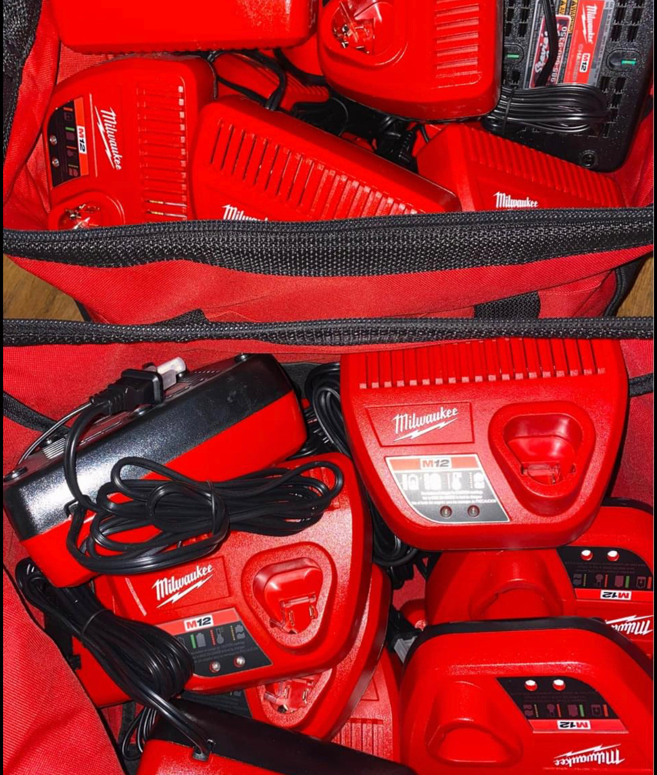 Milwaukee M12 Akkuladegerät