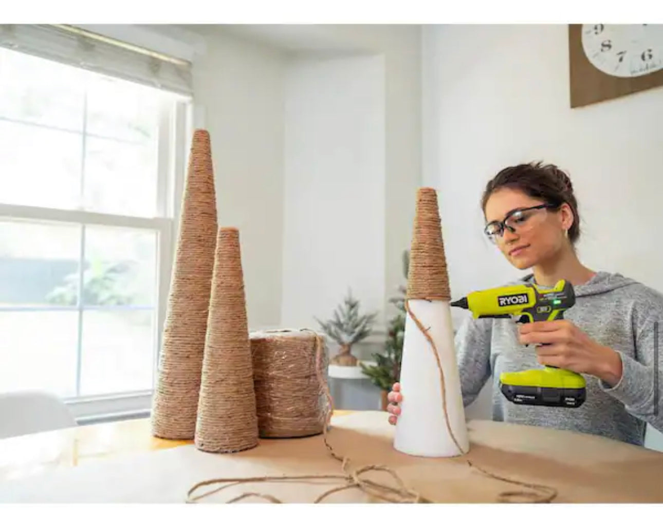 RYOBI one+ Rotary Tool Station mit Heißklebepistolen-Set
