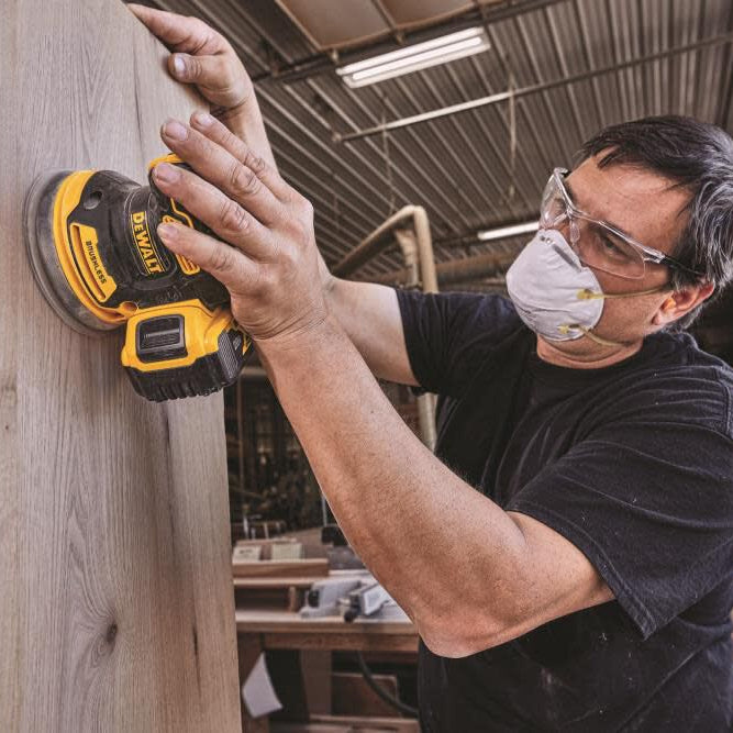 dewalt-20-v-max-brushless-5-in-random-orbit-sander-bare-tool-dcw210b-detail-view-5